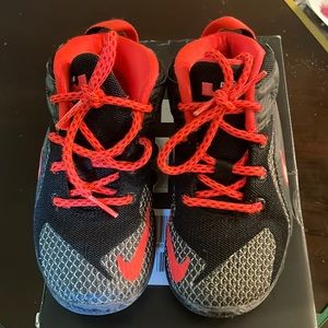 Black/white/crimson Lebron XII small child sneaker. Size 10c